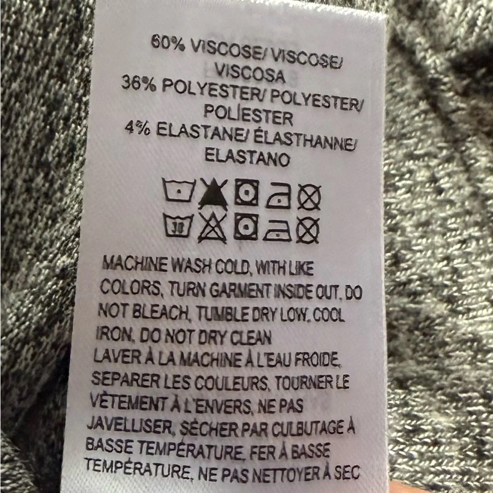 🖤EUC LUCKY brand log sleeve, v- neck, grey and black hearts. Super soft! - Picture 10 of 10